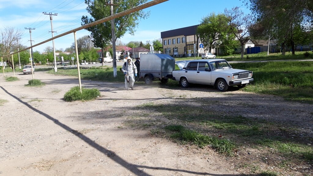 Обработка дезсредствами территории общего пользования в селе Журавском по улице М.Наргана 14 мая 2020 года